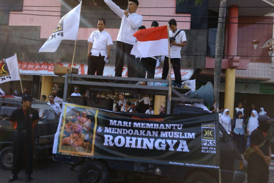 Ketua Komisi I DPR RI Abdul Kharis Almasyhari berorasi dalam Aksi Solidarits Rohingya DPD PKS Klaten, Ahad (17/9/2017)